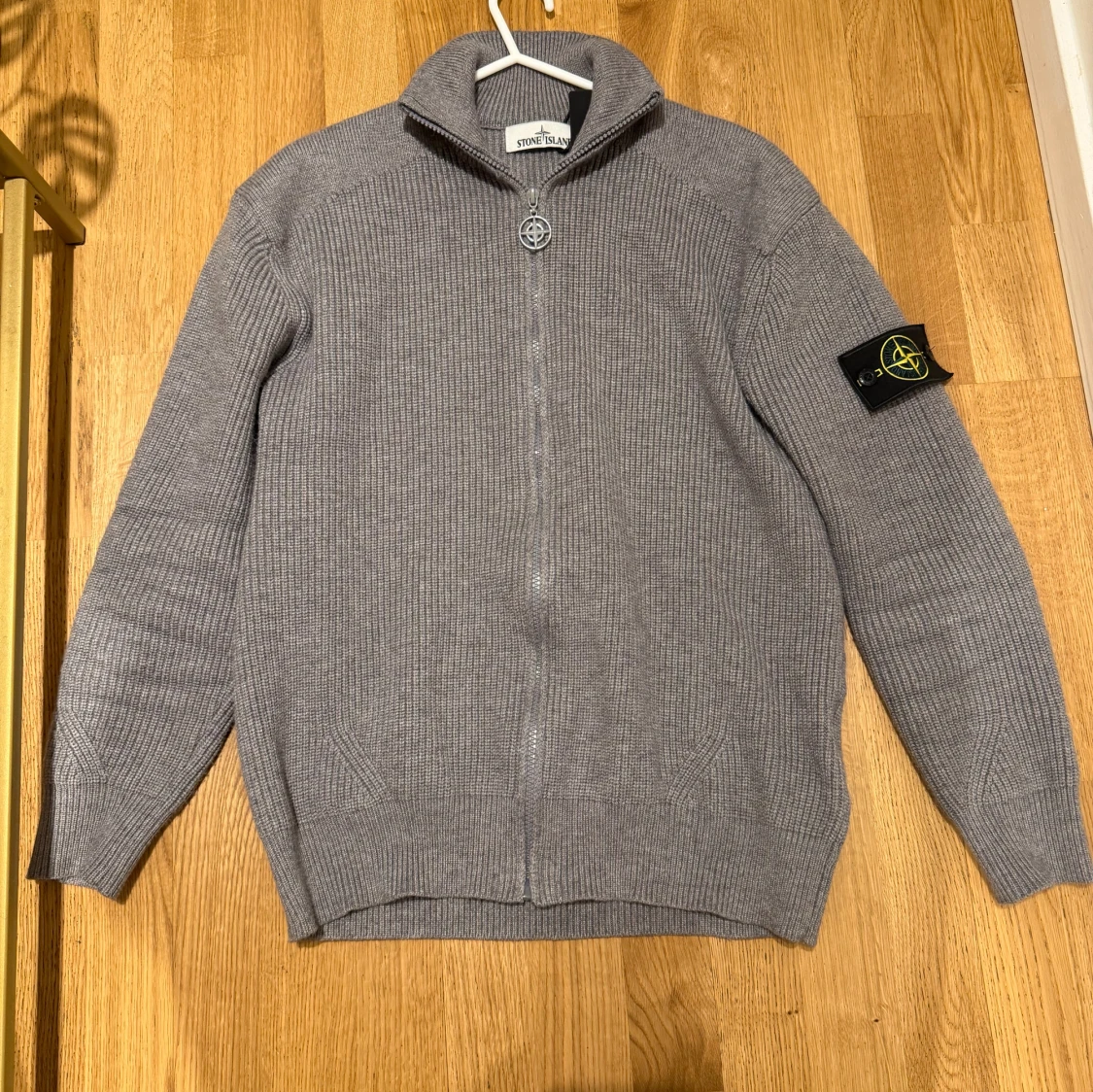 Grå stickad kofta från Stone Island - 1