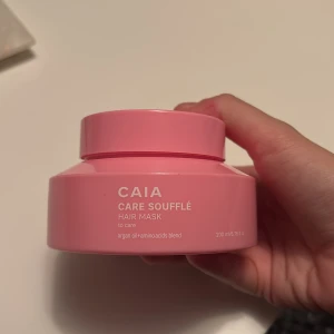 CAIA Care Soufflé Hair Mask - Säljer en CAIA Care Soufflé Hair Mask i en snygg rosa burk på 200 ml. Masken innehåller arganolja och aminosyror som ger håret extra vård och mjukhet. Perfekt för dig som vill boosta håret med fukt och näring. Endast testad 1 gång 