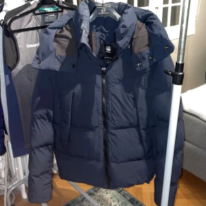G-star jacka - En riktigt fet gstar raw jacka | Riktigt skön och håller väldigt varmt under kalla dagar | 8/10 skick, använd i ungefär en vinter | nypris ligger på ca 2800kr | skriv vid frågor eller intresse!❄️