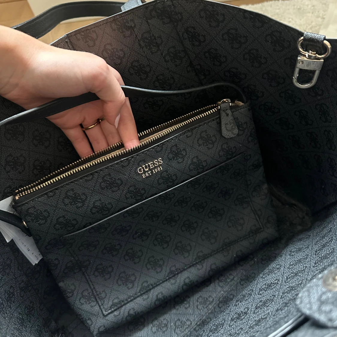 Svart väska från Guess - 3