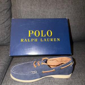 Polo Ralph Lauren - skor  -  Polo Ralph Lauren - skor  Storlek 41  Använd, cond 9/10  Nypris 2.295:- Mitt pris 500:- 