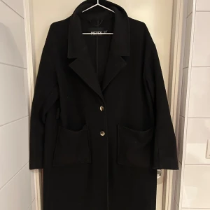 Kappa  - Svart kappa från Pieces , i bra skick men har blivit lite nopprig därav priset 