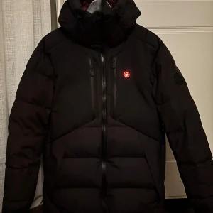 Sail Racing Stormrider Iwarm L - Hej! Jackan är helt ny, oanvänd. Iwarm = Värmeslingor inne i jackan.  För stor för mig, kan hämtas eller levereras.  Länk till jackan:  https://sailracing.com/se/sv/product/2431112-stormrider-iwarm-down-jacket-999?gad_source=1&gad_campaignid=21170787968&gclid=CjwKCAiA_dDIBhB6EiwAvzc1cFoW17tRS5Dnf-eYd46h0JI0NnFnTWbJo309IOrlhDBPAxKTu9Ji-hoCJS0QAvD_BwE