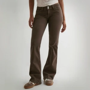 nelly jeans - säljer ett par bruna lågmidjade bootcut jeans i storlek 36 från nelly. tidigare köpt på plick och har använts ett fåtal gånger. säljer för de inte passade mig. 