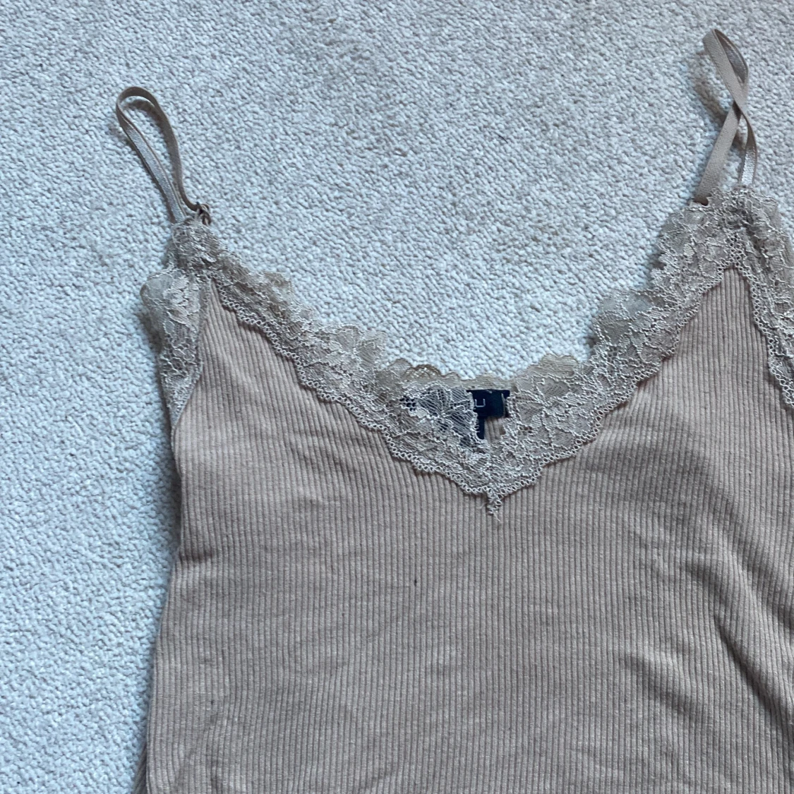 Beige ribbad linnetopp med spets - 2