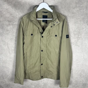 J.Lindeberg Jacka | L - J.Lindeberg Bailey Jacket | Grymt skick | Storlek L | Modellen är 185 och väger 65kg | INGA BYTEN | Fraktar spårbart eller möts upp i Täby 