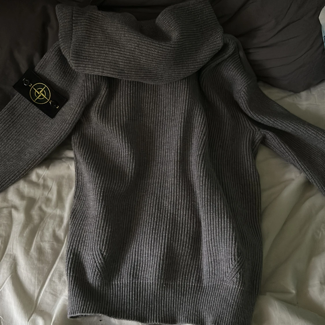 Grå stickad hoodie från Stone Island - 1