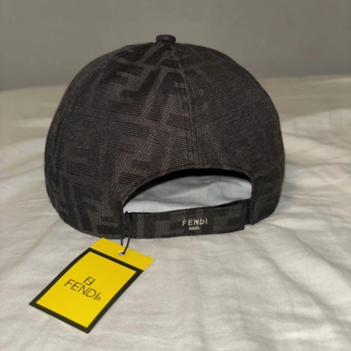 Svart keps med logomönster - 1