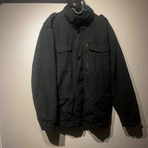 Field jacket - Field jacket ifrån Dressman. Storlek M och färgen är svart⚫️ Skicket är mycket bra📏 skriv för mer information ✅