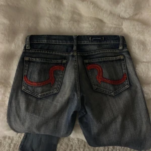 Rock & Republic jeans  - Lågmidja jeans, vintage märke! Super fint skick alla stenar kvar, w28 💗 Från Rock & Republic, sällsynta.