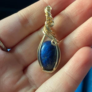 Guldberlock med lapis lazuli - Handgjord Guldberlock med lapis lazuli. Äkta ädelsten. Kedja går att köpa till. 