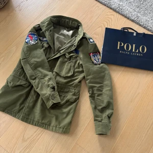 Ralph lauren field jacket - Hej, säljer min rl jacka då den inte passar mer. Denna är sjukt snygg och passar året om. Jag köpte den i butik för strax över 5k. Mvh Vl.