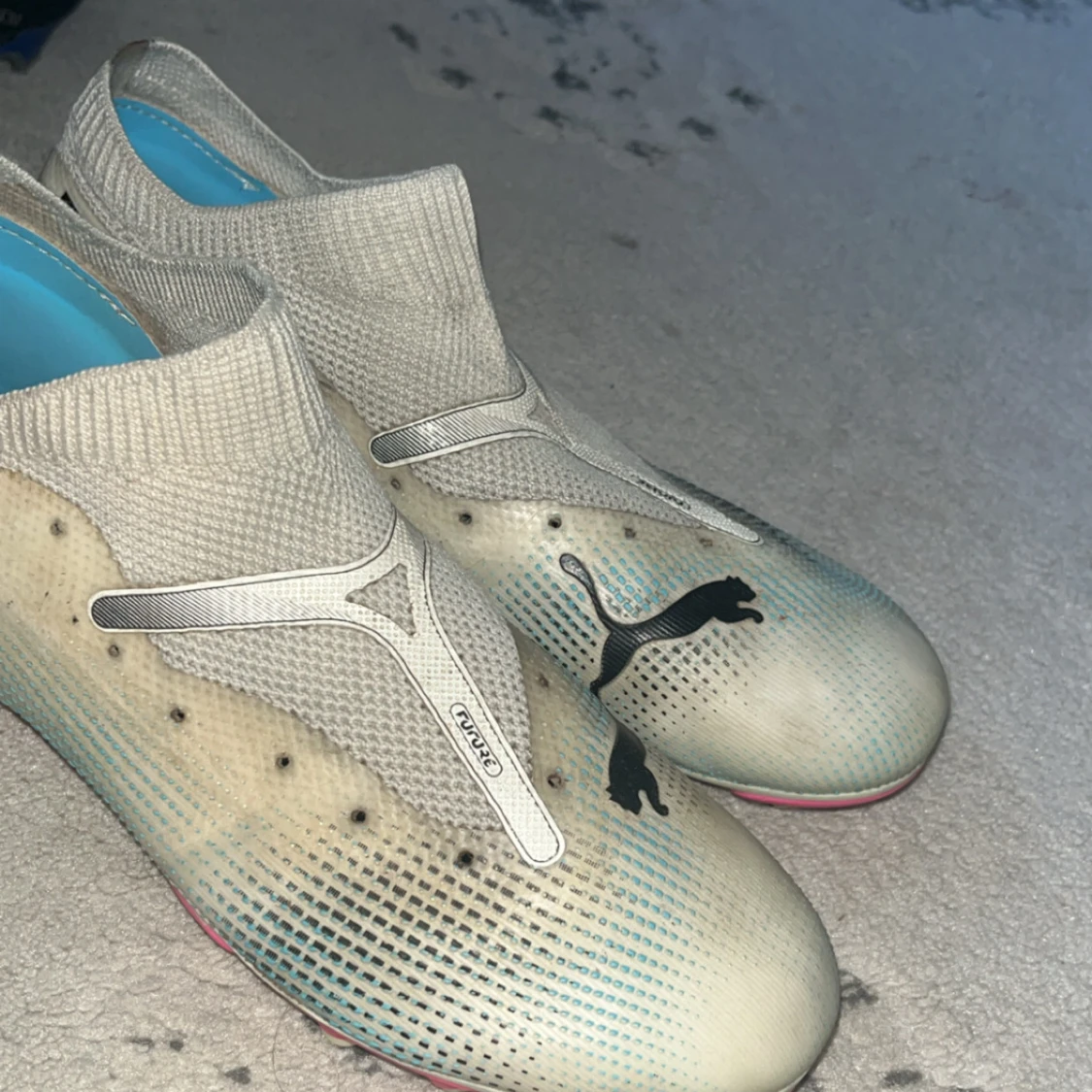 Puma fotbollsskor med blå detaljer - 1