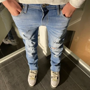 Jack & jones jeans - Ljusblå Jack & Jones Jeans med slitningar - Skinny/Liam - W28 L32 - Skick 9/10 - Hör av er vid minsta fundering! 