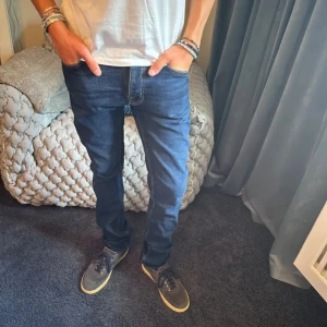 Nudie jeans  - Svin goa brallor, aldrig använda pga att de va för små. Måttet är W29 L34 men skulle säga att de sitter som W30 L34!!