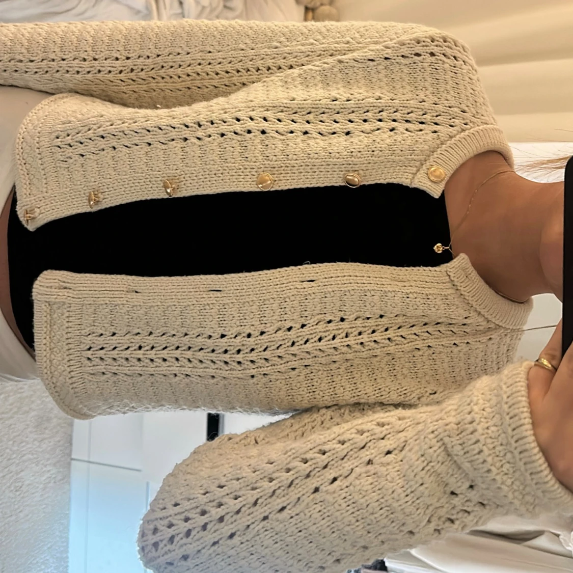 Beige stickad kofta med guldfärgade knappar - 1