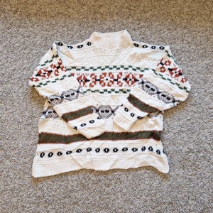 Grovstickad tröja - Riktig snygga grovstickad tröja i storlek S med mönster och halvkrage. Använda fåtal gånger och inga defekter eller slitningar finns på tröjan. Den har lite creasningar men det går bort enkelt med strykjärn. Tröjan är varm och passar perfekt för både damer och herrar nu på vintern och Jul! Skick: 7/10