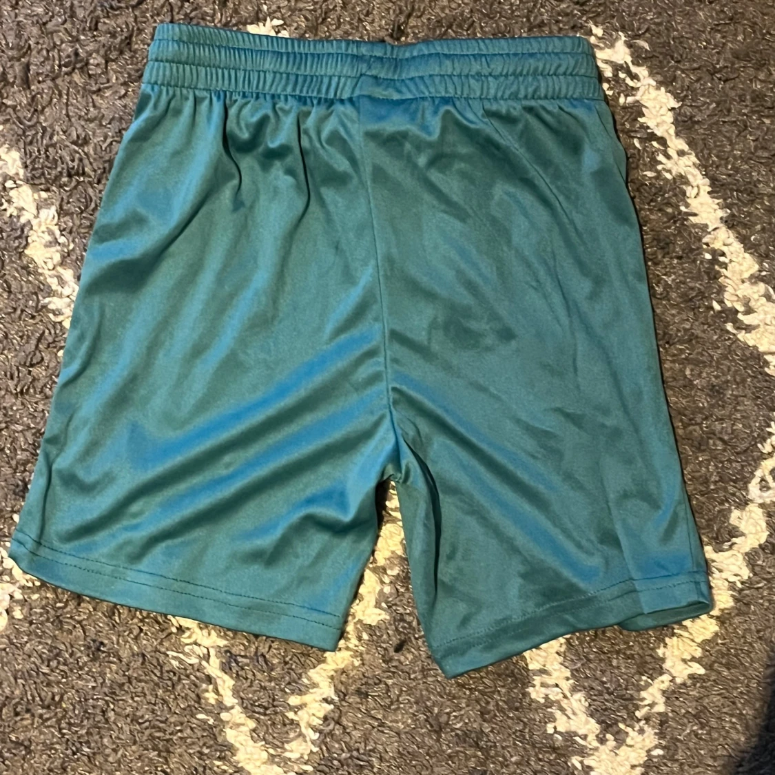 Turkosa träningsshorts från R - 1