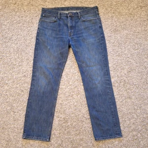 Levi's 511 jeans - Riktigt snygga washed Levi's 511 jeans i storlek: W 38, L 32. Fem fickor. Använd fåtal gånger och är i jättebraskick. Inga defekter eller slitningar finns på jeansen. Skick: 8.5/10 