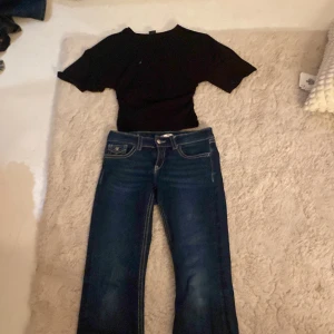 Outfit från gina - både jensen och tröjan tillsammans .tröjan är i storlek s byxorna är storlek 164