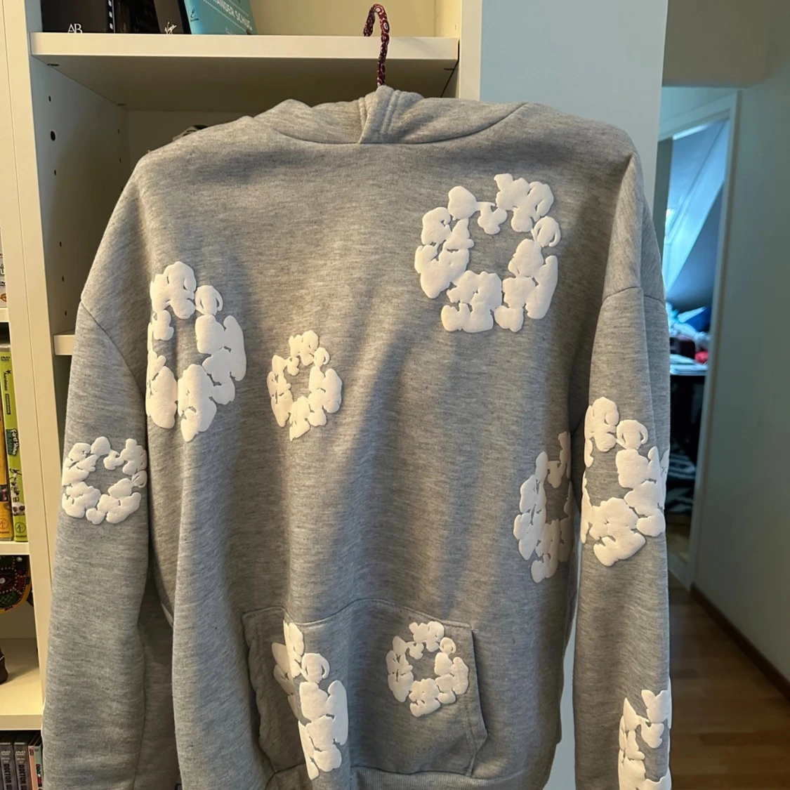 Grå hoodie || Denim Tears