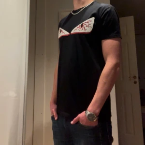 Fendi T-shirt - Tja, säljer en super snygg T-shirt från ”Fendi”. T-shirten är i väldigt bra skick och den har inga defekter. Storleken är L men den är mindre i storleken och passar M (pris kan diskuteras).