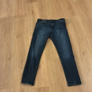 Polo Ralph Lauren - Snygga mörkblå jeans från Polo Ralph Lauren med klassisk femficksdesign och diskret röd broderad logga vid fickan. Jeansen har raka ben och är tillverkade i slitstarkt bomullsmaterial med lätt tvättad look. Perfekt för dig som gillar stilrena och tidlösa jeans.