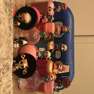 L.O.L. Surprise! (pris kan diskuteras) - L.O.L. Surprise! 2-in-1 Glamper med flera dockor och tillbehör. Komplett med möbler, sängkläder, grill, stege och små accessoarer. Färgglad och i fint skick, inga synliga defekter. Perfekt för lek och samlande! Skriv gärna till mig om du vill köpa bilen eller dockorna enskilt och så kan vi diskutera pris 😊💕Om du funderar på en speciell docka eller husbilen så kan jag skicka fler bilder💗husbilen kan lysa upp och göra ljud. Gå in på min profil om du vill se fler bilder på husbilen!😁💕