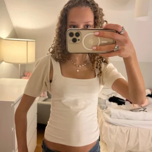 Söt beige stickad bolero - Säljer denna assnygga beiga boleron!😍😍Den är nästan oanvänd💕Materialet är 41 % Angola, 37 % ull, 21 % polyamid och 1 % elastan💗Storlek M men är liten i storleken