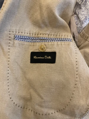Beige kavaj, Massimo dutti  - Beig kavaj i mycket bra skicka från massimo dutti. Storlek 46 men lite oversized så fungerar även för storlek 48 och 50 