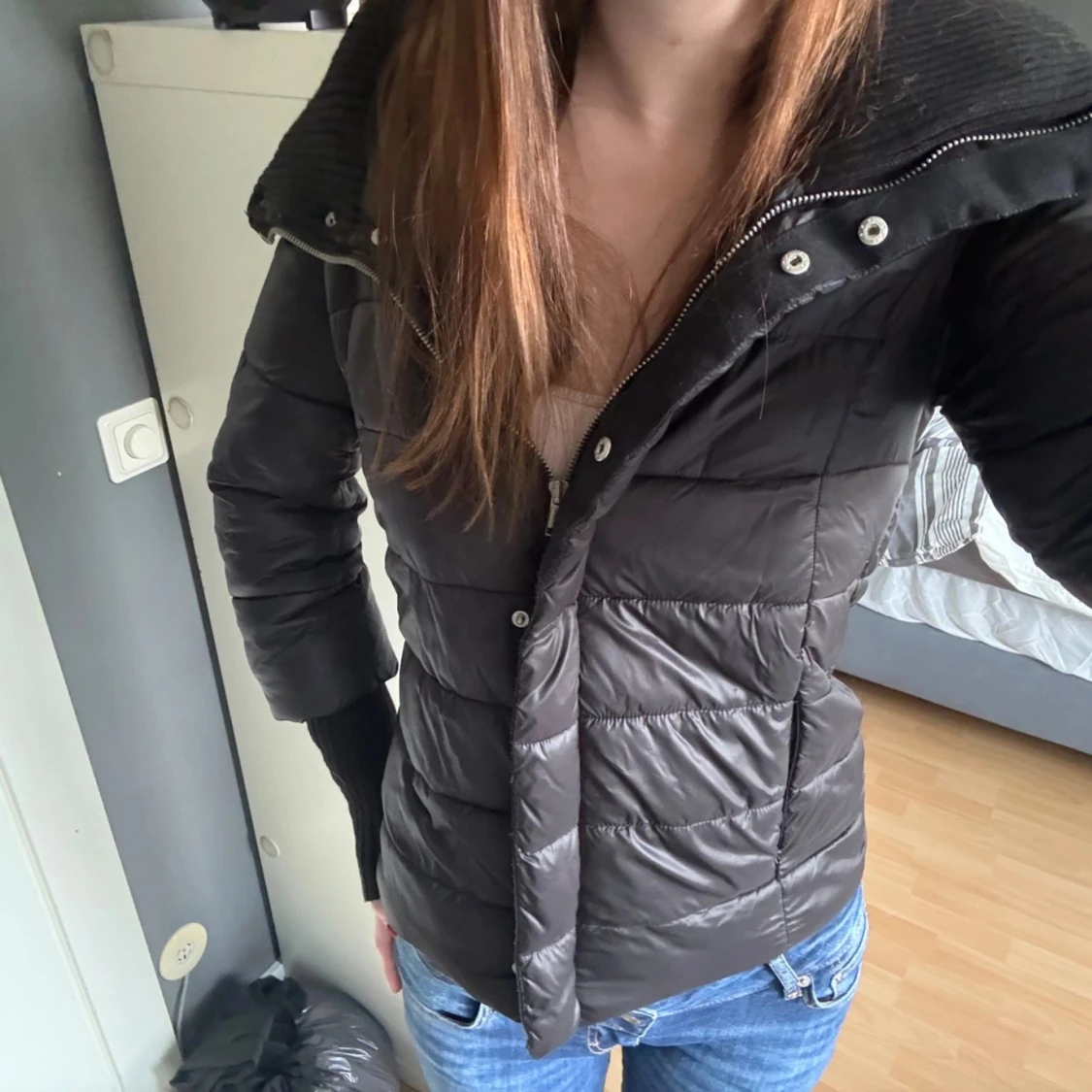 Svart pufferjacka från YFL Reserved