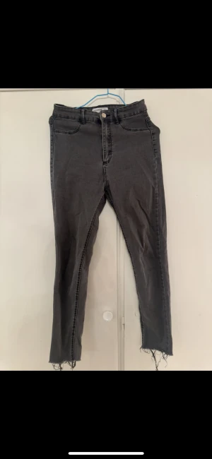 Jeans skinny - skinny gråa jeans med slitage från pull and bear. Storlek S