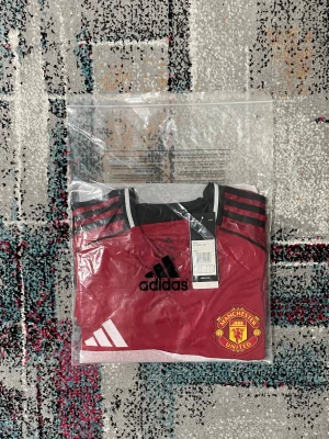Manchester United 25/26 Tröja  - Säljer denna riktigt snygga tröjan för ett riktigt bra pris! Skriv till om ni är intresserade eller har några funderingar kring tröjan
