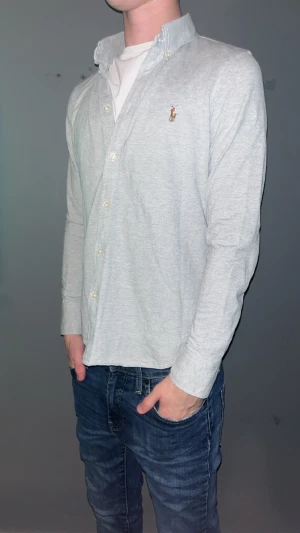 Ralph Lauren skjorta  - Raffe skjorta - Storlek: L men passar S - Mycket bra skick - Nypris: 1699kr - Mitt pris: 299kr - hör av dig vid funderingar 💫