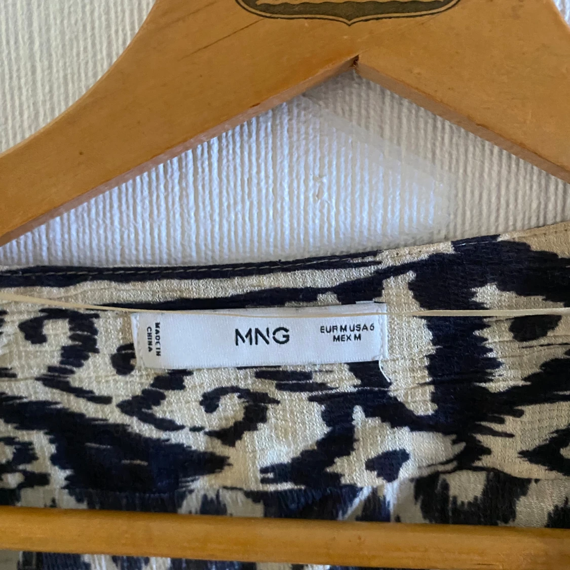 Mönstrad blus från MNG, strl M - 3