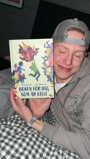 Harrys gamla bok som heter Boken för dig som är kille - En färgglad och rolig bok som ger svar på frågor om puberteten, kroppen och känslor för killar. Perfekt för dig som vill veta mer om hur kroppen förändras, vad gränser är och hur det känns att vara kär. Lättläst och full av illustrationer!🥰🥰🥰❤️❤️😘