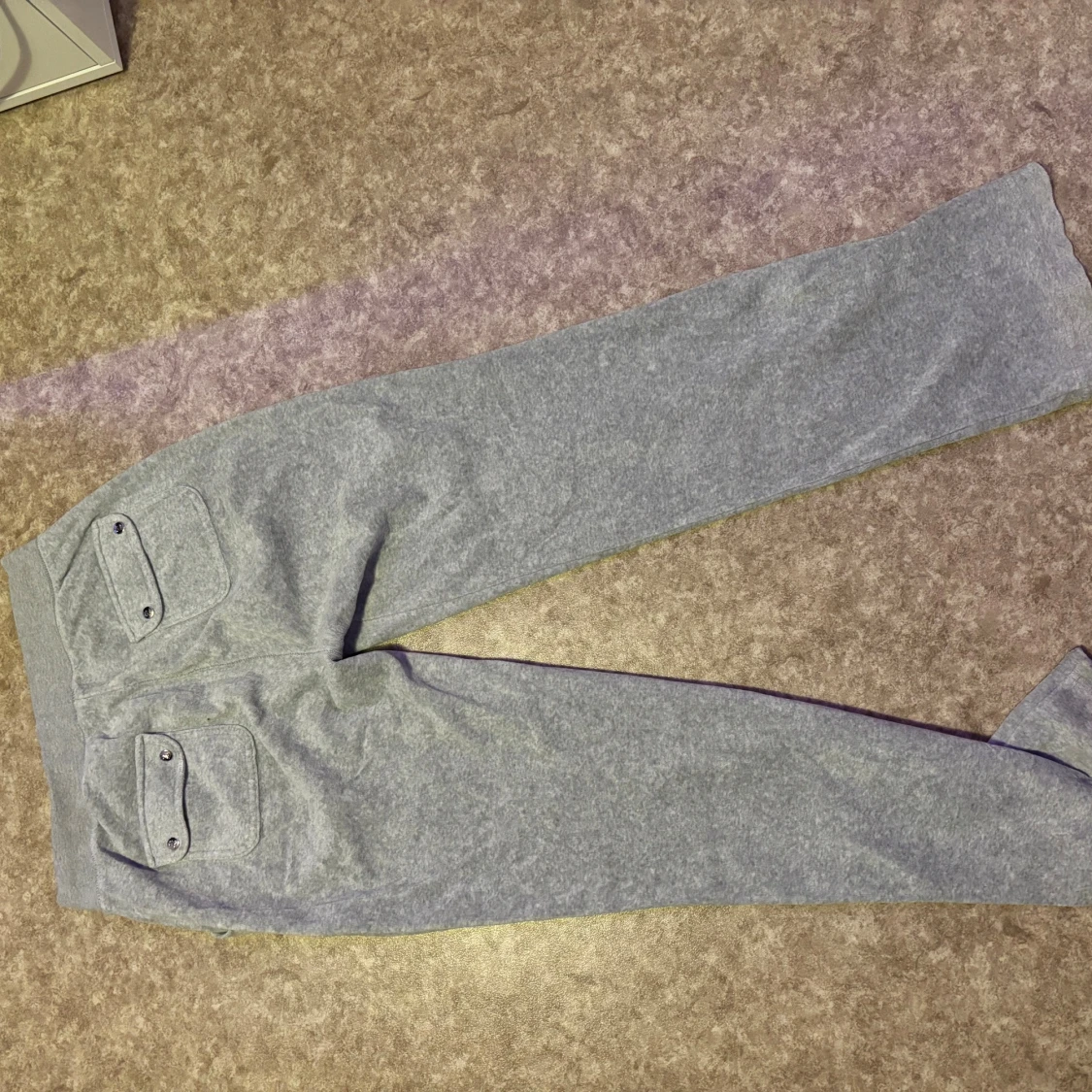 Gråa juicy couture byxor - 3