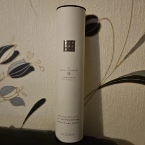 Ritual of Sakura mini sticks - Mini fragrance sticks från Rituals, The Ritual of Sakura. Doft av rismjölk och körsbärsblom. Volym: 70 ml. Perfekt för att skapa en fräsch vibe i rummet.