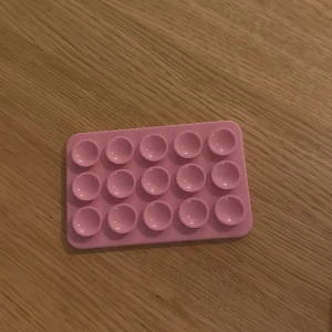 IDEA Pop It Fidget Toy - Pop It Fidget Toy i rosa färg, perfekt för stresslindring och sensorisk stimulans. Produkten är i nyskick utan synligt slitage eller defekter. Tillverkad av mjukt silikon, lätt att rengöra och hållbar. Passar både barn och vuxna som vill ha något att pyssla med.