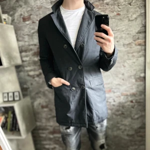 Fodrad Herno jacka - Bra skick, enda defekten är att den är lite smustig på framsidan, be om bild. Storlek 48/S passar dig som är mellan 175-185cm ungefär. Nypris ca 4000kr. Modellen är 185 cm, 79 kg. Passar bra nu till vintern. Skriv för mer information!🤝