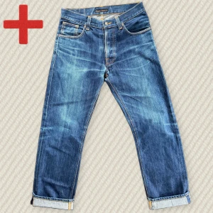 Nudie Jeans Loose Leif Dry Selvedge  - Ett par riktigt snygga Selvedge Nudie Jeans i modellen Loose leif! Storlek 30/32. Snygg patina och potential till att fadea vidare! Mycket bra skick, inga hål eller lagningar. Skriv om du har frågor!  Mått: Midja – 40 cm, Innersöm – 74,5 cm, Yttersöm – 101 cm, Lår – 27 cm, Benöppning – 20 cm. 