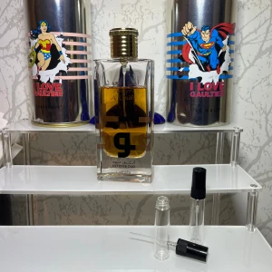 Lattafa Intense Oud 10ml - Snygg parfymflaska från Lattafa med texten 'Intense Oud' och 'Al Oudh' på framsidan. Perfekt för dig som vill sticka ut med en unik doft. Sprayflaska och extra provflaska medföljer. 2st 5ml flaskor!