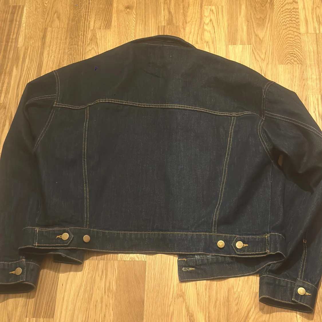 Mörkblå jeansjacka från Fashion Nova - 3