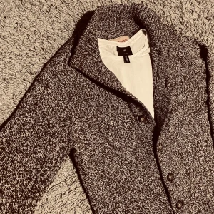 Vintage Cardigan - Tjena! Säljer riktigt fet Brun cardigan! 🙌🏻Perfekt för kalla dagar! ❄️Tröjan är i nyskick 9/10. Med extra knapp vid etiketten.🤩 Tröjan har klassiska knappar upp till med en stil som siktar på ”oldmoney” och ”vintage”, men funkar till nästan vilken stil som helst!💡Tveka inte på att höra av er!💪🏼