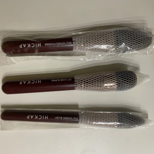 Tre sminkborstar från HICKAP - Säljer tre nya sminkborstar från Hickap i originalförpackning: Tapered Powder, Luxe Buffer och Tapered Blush. Perfekta för puder, blush och bronzer. Snygg design och bra grepp. Kommer inte till användning hos mig tyvärr. Nypris cirka 420kr.