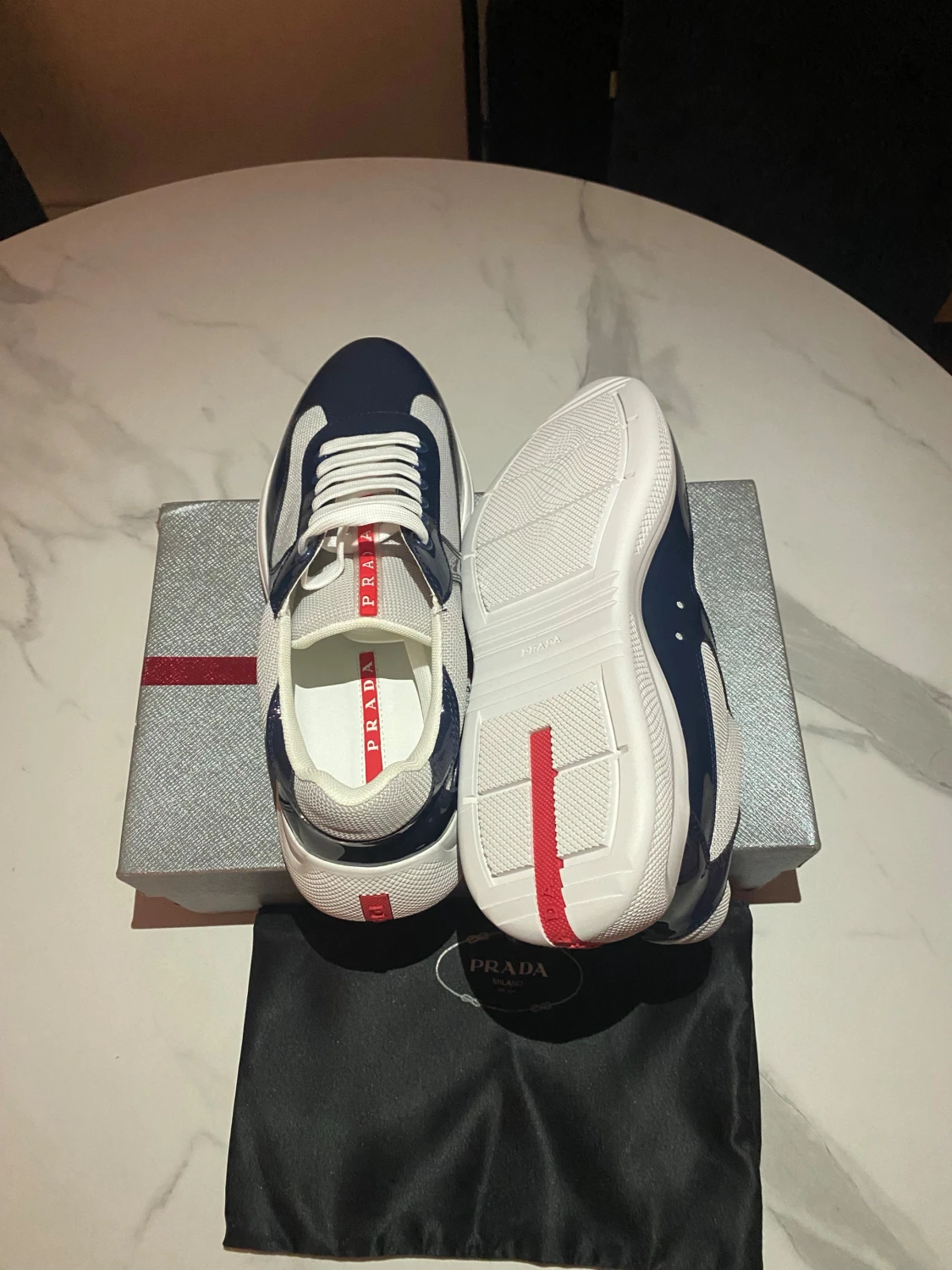 Prada sneakers i marinblå och vit - 3