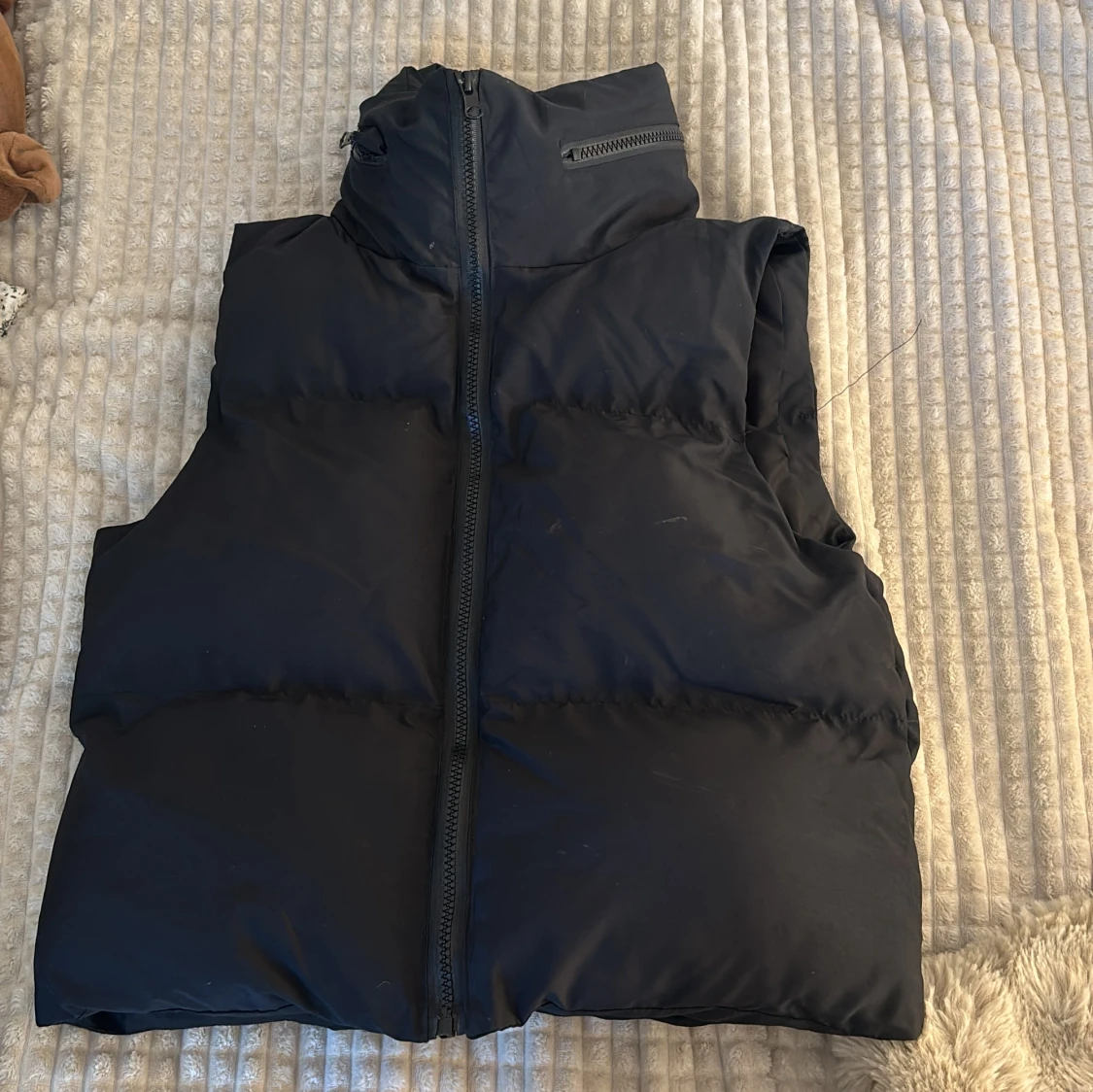 Svart dunväst med hög krage