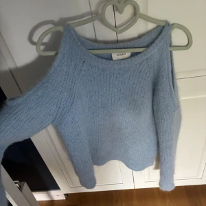 JÄTTEFIN stickad tröja med hål vid axlarna  - Såååå fin tröja med skitsnygga hål i axlarna som gör den helt unik!! Jättefin ljusblå färg🥰🥰🥰 märket är vicolo vilket är ett väldigt fint märke därav priset❤️❤️❤️