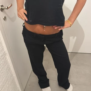 Svarta kostymbyxor från Vero Moda XS - Svarta kostymbyxor från Vero Moda i storlek XS/34. Byxorna har låg midja, raka ben och klassiska hällor för bälte. Snygg och stilren modell som passar perfekt till en trendig look. Materialet känns mjukt och följsamt. De är lite stora