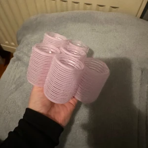 Ljuslila hårspolar i plast - Sex stycken hårspolar i ljuslila plast med kardborre-yta för enkel användning. Endast testat 2 st 1 gång annars oanvända